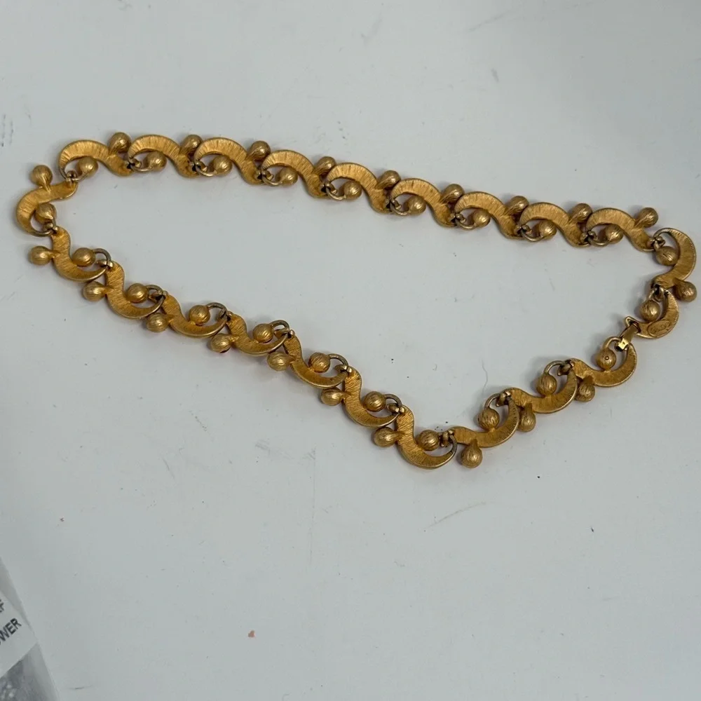 Vintage Signed DARIA. Gold Tone,Clear Red Lucite Statement Necklace 16”